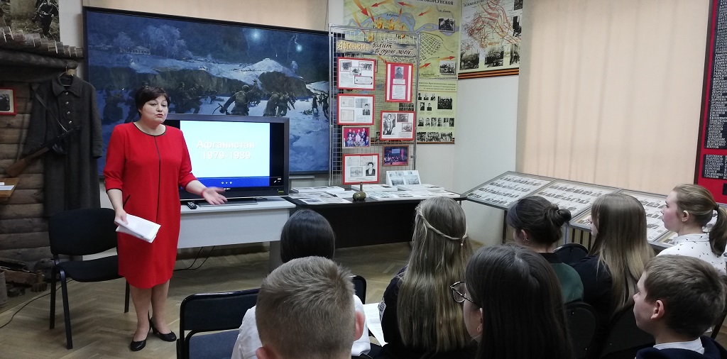 8-Б класс с классных руководителей Пономаревой С.А. посетили Музей Боевой Славы СДК «Старокорсунский».